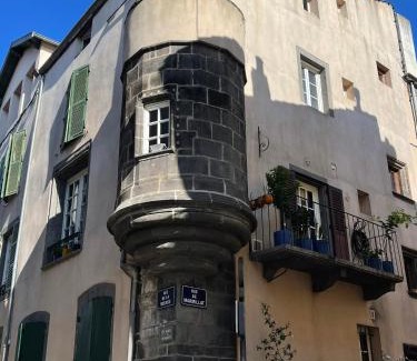 Clermont-Ferrand Apartment | La Maison de l Echauguette Petit Dejeuner et Menage Offerts