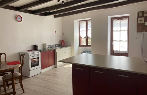 Genouille House | La Maison des Roses 1-Bed House in Genouille