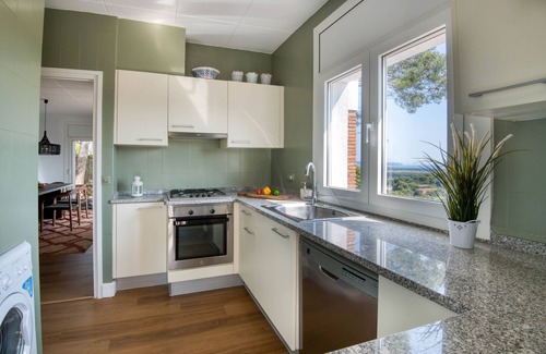 Pals Ski Chalet | LA MAISON DES VACANCES: Beautiful house with private pool and sea views in Pals