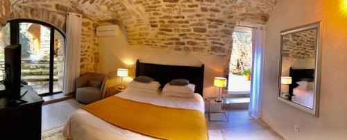Martignargues Bed & Breakfast | La Maison des Vendangeurs - TABLE D'HÔTES le soir du jeudi au dimanche- Jacuzzi - Balnéo SPA - ACCES PISCINE pour toutes les chambres sauf STUDIO COQUET- Piscine de mai à mi-octobre