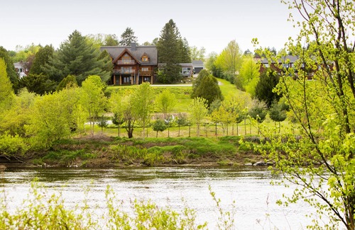 Sainte-Marie Cabin | La maison en bois rond vous offre des chambres majestueuses à couper le souffle.