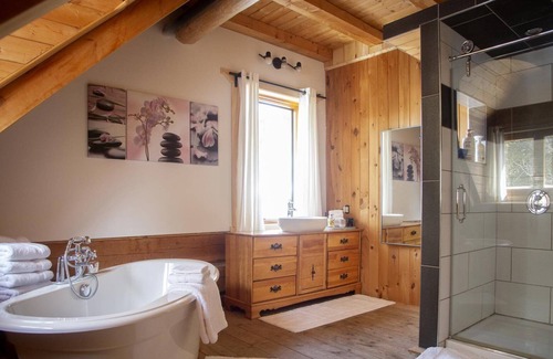 Sainte-Marie Cabin | La maison en bois rond vous offre des chambres majestueuses à couper le souffle.