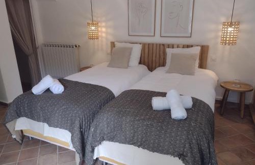 Saint-Genies-de-Malgoires House | La Maison Des Autres, piscine chauffée, chambres d'hôtes proches Uzès, Nîmes, Pont du Gard