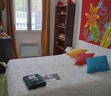 Nevers House | la maison rose 2 chambres avec lit pour 2 personnes et 2 salles de bains a 15 kilomètres du circuit de Magny-Cours et 1,2 kilomètre du sanctuaire de ste Bernadette