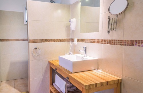 La Paloma House | LA MAISON Suites & Gastronomía