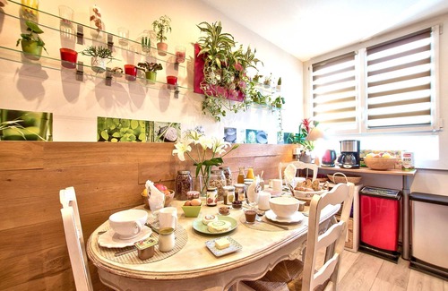 Les Poulettes Apartment | “La Naturelle”: relaxing and exotic! Air conditioning and free/secure parking!
