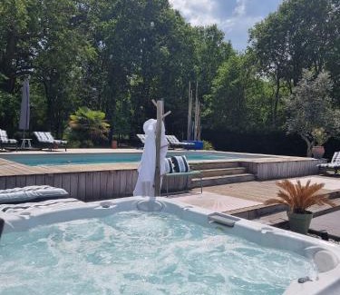Saint-Jean-d'Illac Bed & Breakfast | La Parenthèse du Las, Maison d'hôtes avec Piscine et Spa