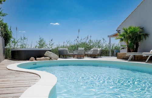 Aigues-Mortes Villa | La Perle Rose Villa Standing 5 étoiles avec piscine jacuzzi et superbe vue