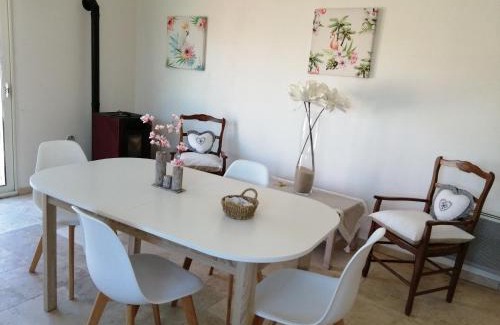 Saint-Seurin-sur-l'Isle House | La Petite Maison Des Vignes