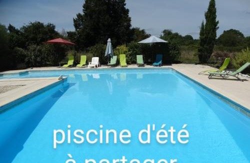 Lorignac House | La Petite Grange gîte climatisé plain-pied 3 chambres 5 personnes 2 toilettes parking WIFI piscine chauffée animaux acceptés Gîte en pleine nature