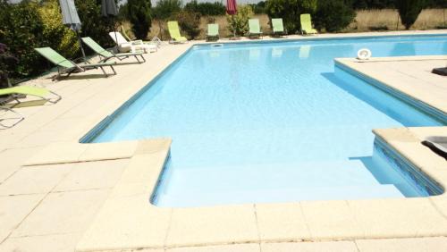 Lorignac House | La Petite Grange gîte climatisé plain-pied 3 chambres 5 personnes 2 toilettes parking WIFI piscine chauffée animaux acceptés Gîte en pleine nature