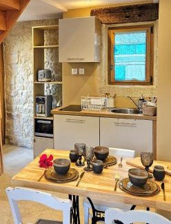 Mondalazac House | La petite maison bleue