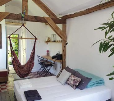 Dourdan Bed & Breakfast | La petite maison du jardin d'Apollon
