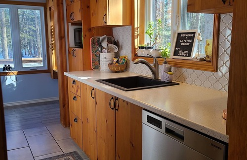 Rawdon Cottage | La Petite Maison Surrounded by Old Trees
