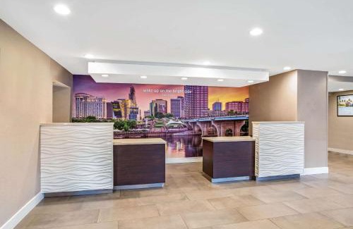 Windsor Locks Hotel | La Quinta by Wyndham Hartford Bradley Airport