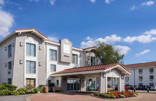Moon Township Hotel | La Quinta Inn by Wyndham Pittsburgh Airport