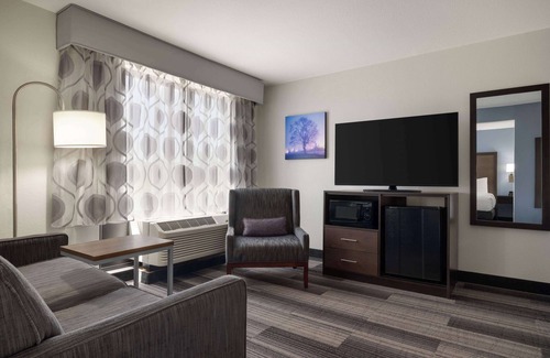 Springfield Hotel | La Quinta Inn & Suites by Wyndham Springfield Airport Plaza