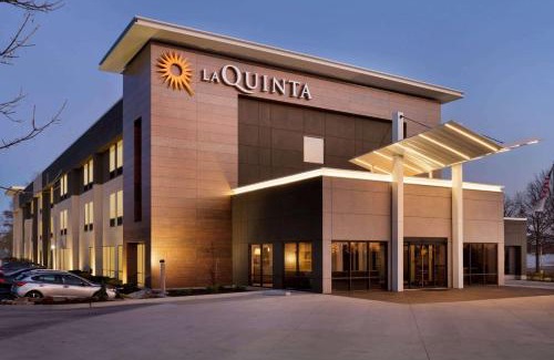 Sunset Hills Hotel | La Quinta Inn & Suites by Wyndham St Louis Route 66