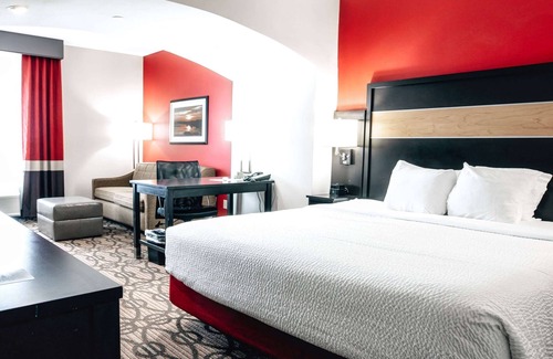 Starkville Hotel | La Quinta Inn & Suites by Wyndham Starkville at MSU