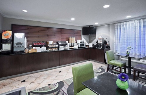 Macedonia Hotel | La Quinta Inn & Suites by Wyndham Cleveland Macedonia