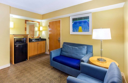North Trail Hotel | La Quinta Inn & Suites by Wyndham Sarasota Downtown