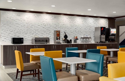 Peru Hotel | La Quinta Inn & Suites by Wyndham Peru Starved Rock St Park