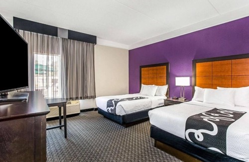 Airport North Hotel | La Quinta Orlando | 2 Full Beds | Family-Friendly | Free-Shuttle | Pool