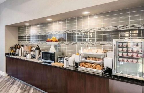 Airport North Hotel | La Quinta Orlando | Executive King | Free Shuttle & Breakfast | Pool| Near MCO