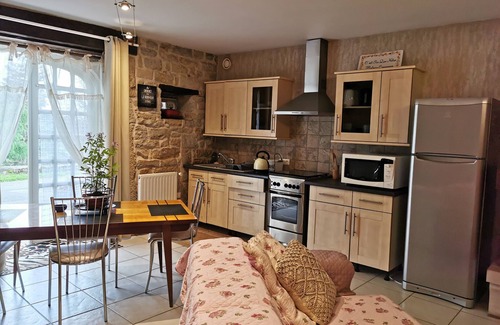 Grusse Apartment | La Roche St Roch, est un Loft Situé Dans un Village Vigneron 🦋