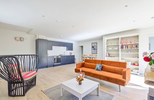 Gillingham Apartment | La Rose is the perfect romantic couple's retreat.