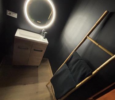 Pont-de-Veyle Apartment | La secret room