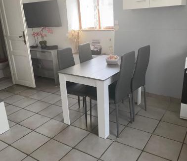 Bleigny-le-Carreau House | La Solangette, petite maison confortable et calme