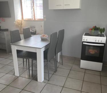 Bleigny-le-Carreau House | La Solangette, petite maison confortable et calme