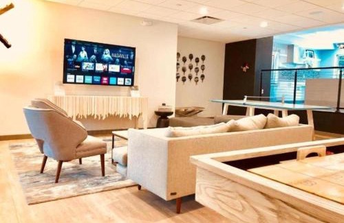 Rampart Village Apartment | LA Studio with Pool, Balcony and Private parking