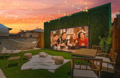 Hawthorne Apartment | La Tierra House 15 Min to Beach Movie Lounge