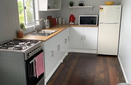 Manly House | La Vie en Rose is 2 bedroom Home with Bay Views