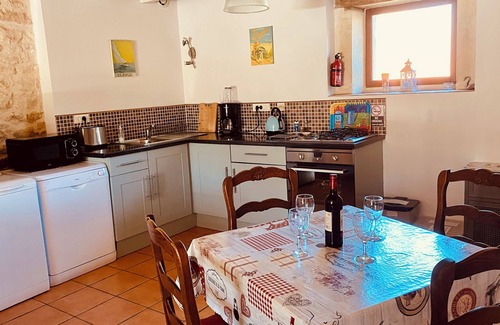 Hanc House | La Vigne- Beautiful 2 bed converted barn with shared Swimming Pool.
