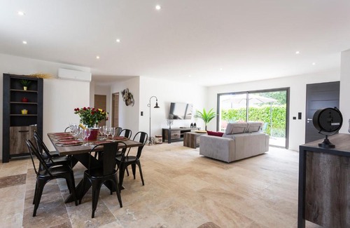 Saint-Victor-la-Coste House | La Villa d'Angèle - Villa climatisée avec piscine