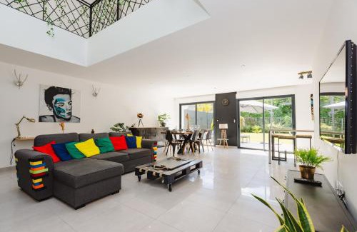 Orgeres House | La Villa Pop Steel - maison avec 4 chambres
