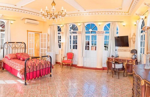 Municipality of Diez de Octubre Bed & Breakfast | La Villa Teresa