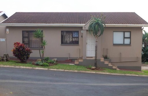 Mtwalume Villa | La Vista Unit - swimming pool, separate bedroom, 2 bathrooms .n