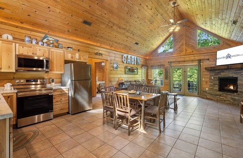 Big Cedars Cabin | Labor Day Open, Real LogCabin- Near Big Cedar! Private Hot Tub & Grill! Huge Deck Car Charger