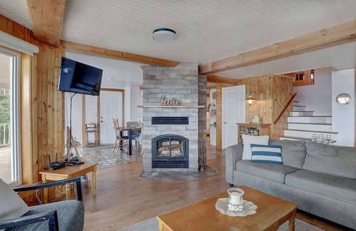 Potton Ski Chalet | Lac Memphremagog Waterfront - Spa - Le Mimosa