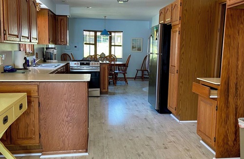 Mears Cottage | Ladd's Lake House - 3 Bedroom, 2 bath, lakefront, walkout ranch to sandy beach.