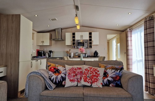 Tewitfield Cottage | LADYBIRD LODGE, pet friendly, with pool in Carnforth