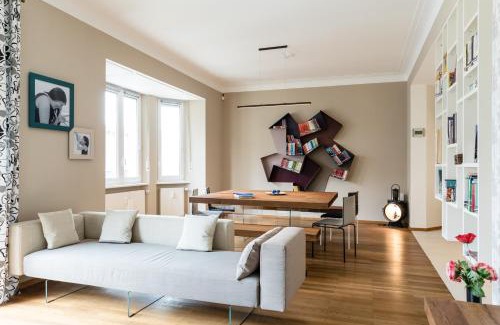 Ville Haute Apartment | Lago Welcome Place d'Armes I