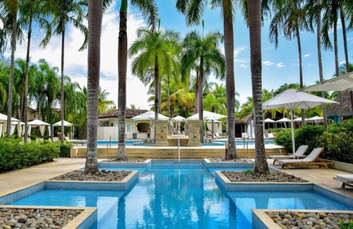 Playa Blanca Villa | Laguna Lake House - Private Pool - King Bed - Sleeps 14