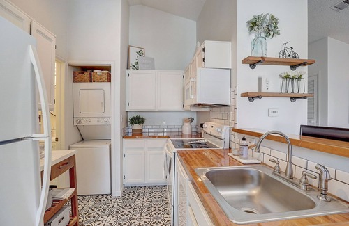 Highlands Condo | Lake Arbor Penthouse Suite🐠Short walk to Arbor Lake, gym, dining and shopping!