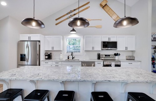 Jim Thorpe Cabin | Lake & Beach + Firepit + King Beds + Swing set