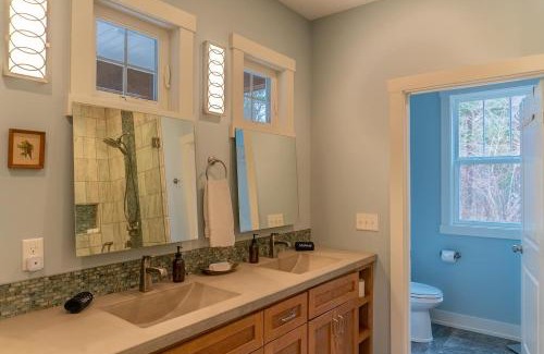 Holland House | Lake Effect Lodge 3 Minutes From Laketown Beach!